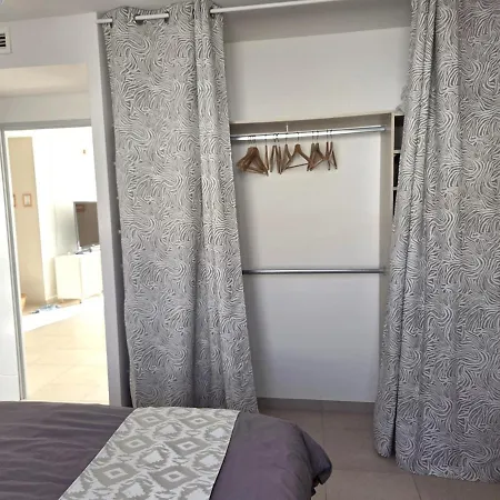 Maison Neuve, Confortable Dans Quartier Calme Hébergement de vacances