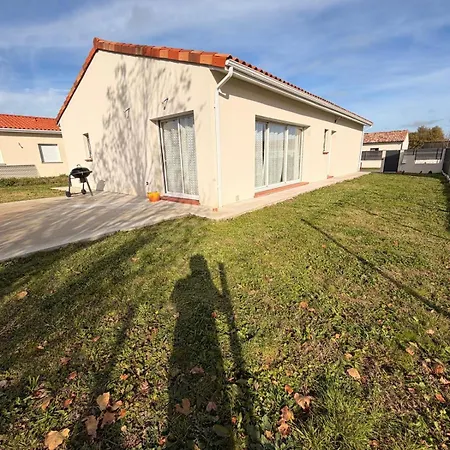 Maison Neuve, Confortable Dans Quartier Calme