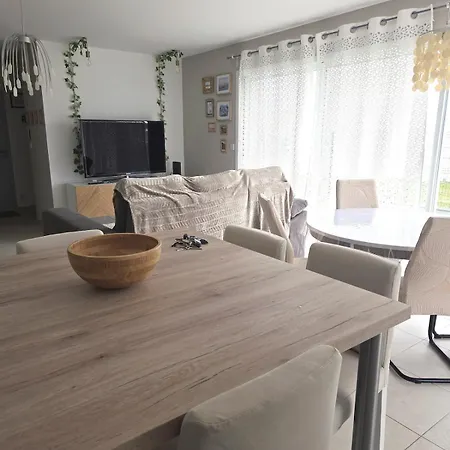 Maison Neuve, Confortable Dans Quartier Calme