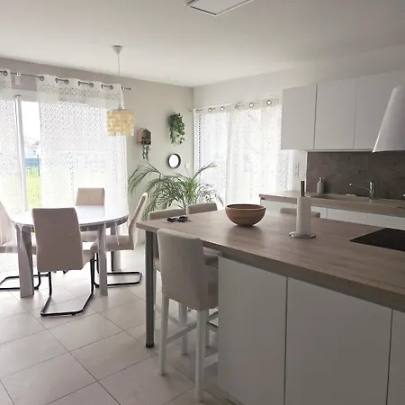 Maison Neuve, Confortable Dans Quartier Calme Hébergement de vacances *