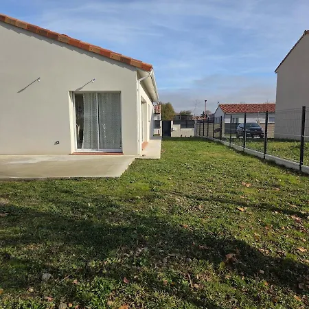 Maison Neuve, Confortable Dans Quartier Calme