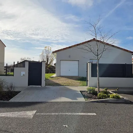 Maison Neuve, Confortable Dans Quartier Calme *