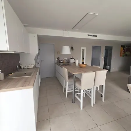 Maison Neuve, Confortable Dans Quartier Calme