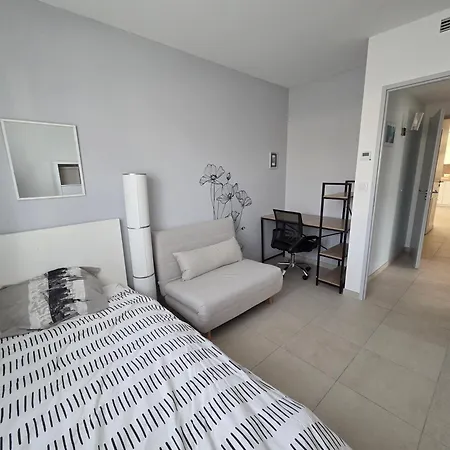 Maison Neuve, Confortable Dans Quartier Calme *